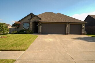 Building Photo - 3 Bed | 2 Bath in New Tulsa!
