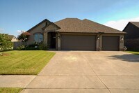 Building Photo - 3 Bed | 2 Bath in New Tulsa!
