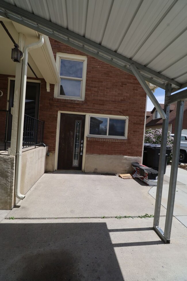 Building Photo - 360 N SF