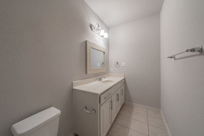 Building Photo - Charming 3-Bedroom, 2-Bathroom Townhome – ...