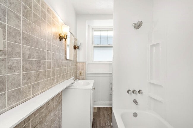 Building Photo - Gorgeous 3 Bedroom House in Beechview available July 1!