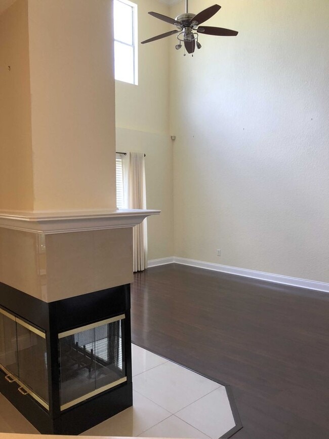 Building Photo - Spacious 3 Bed/2.5 Bath 2 Car Garage in th...