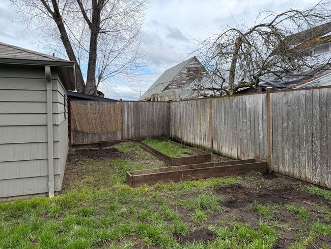 Building Photo - Charming 2 bed 1 bath house in a great neighborhood!