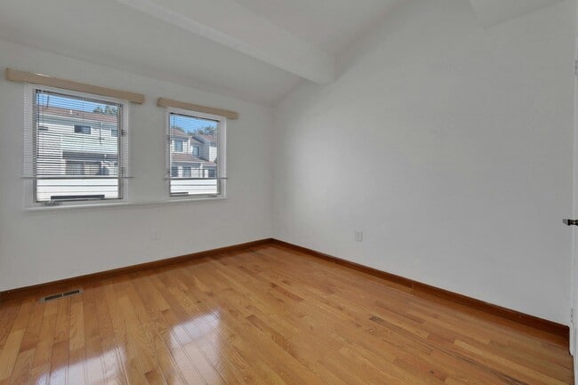 Building Photo - 806 Spinnaker Ct