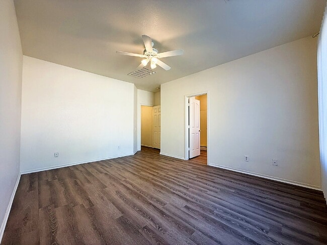 Building Photo - "Charming 3-Bed, 2-Bath Oasis with 1,430 Sq Ft in Phoenix's Heart!"