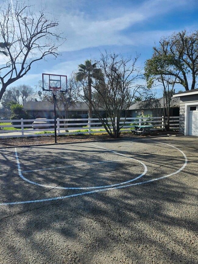 Building Photo - Cozy North Hanford Home for Rent – Spaciou...