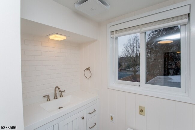 Building Photo - 67 Ferry St