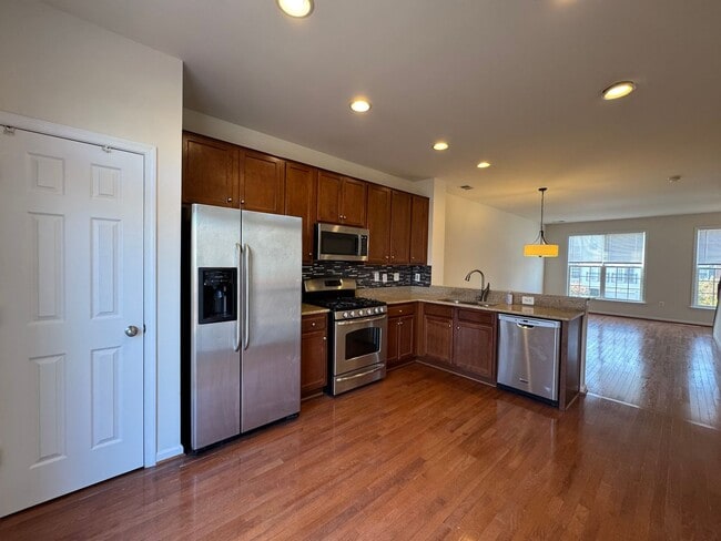 Building Photo - Gorgeous 3 Bed 3.5 Bath Interior Townhome In Powells Run Village