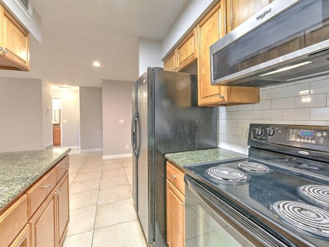 Building Photo - 526 Golden Raintree Pl