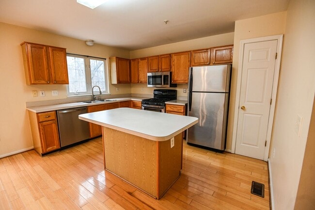 Building Photo - Seven Oaks Townhouse