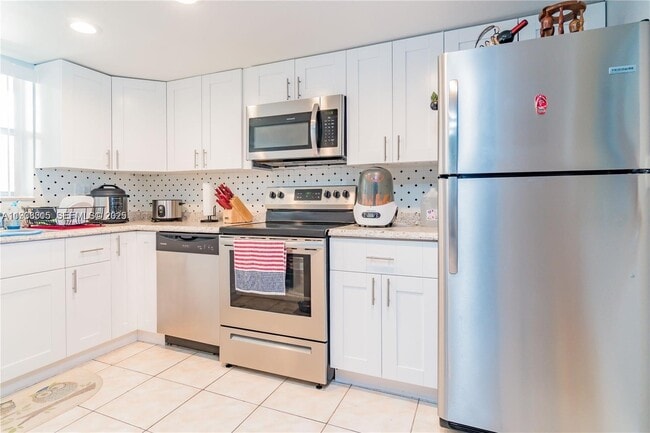 Building Photo - 9363 Fontainebleau Blvd