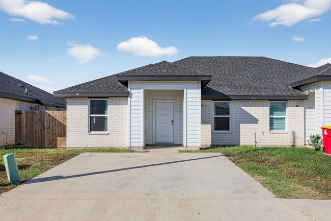 Building Photo - Charming 3BR Duplex in Brownsville