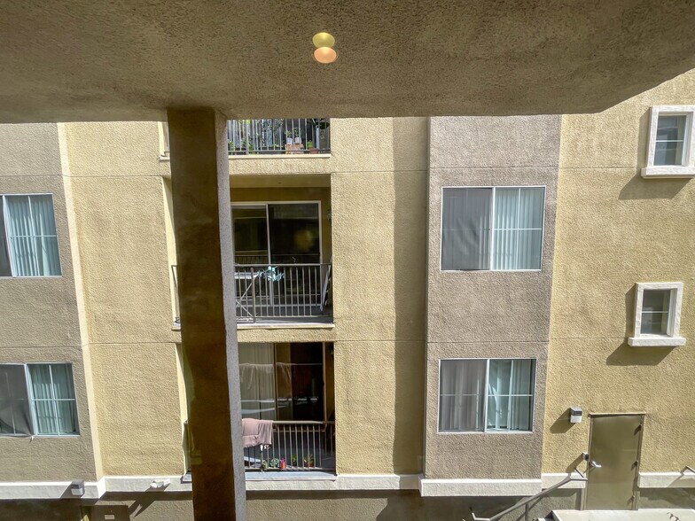 Building Photo - 2027 Beloit Ave