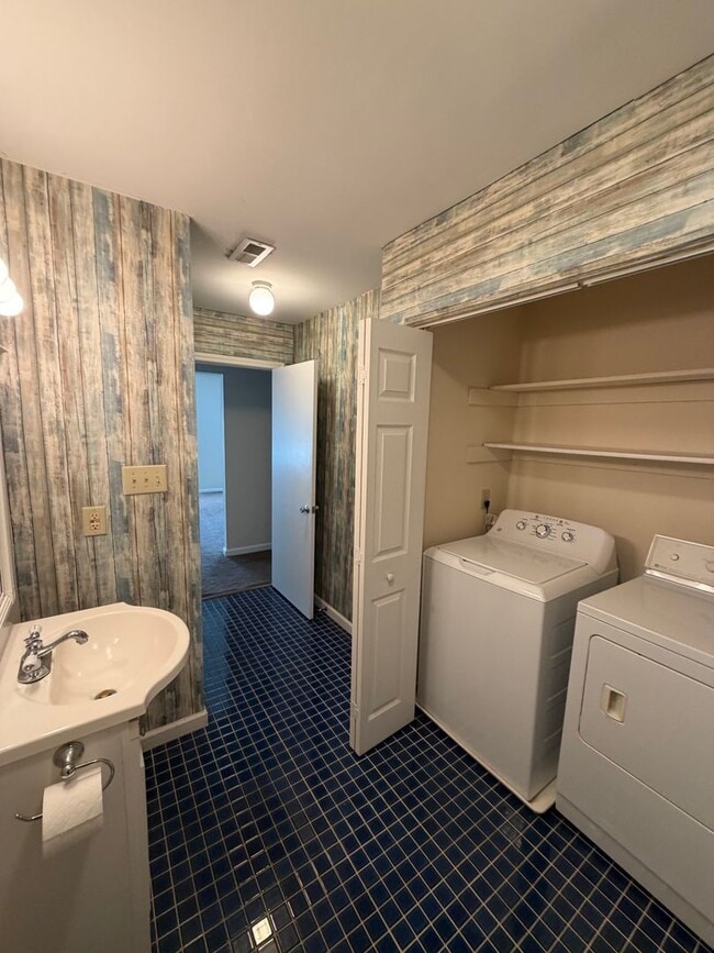 Building Photo - Carrboro / Brighton Sq. Apt. AVAILABLE