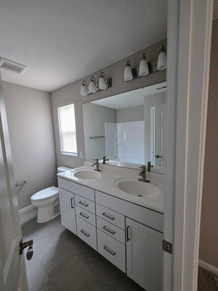 Building Photo - 7235 Grandway Dr