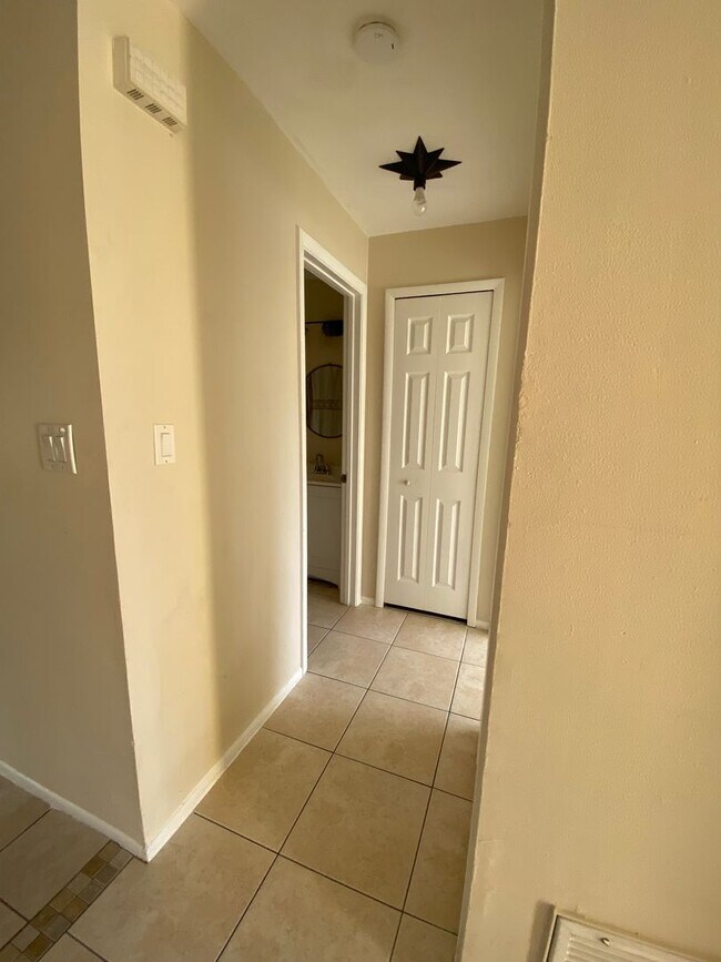Building Photo - Welcome to this charming 2 bedroom, 2 bathroom house located in Melbourne, FL.