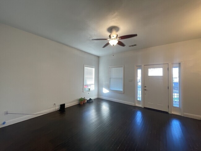 Building Photo - 806 E 3rd St