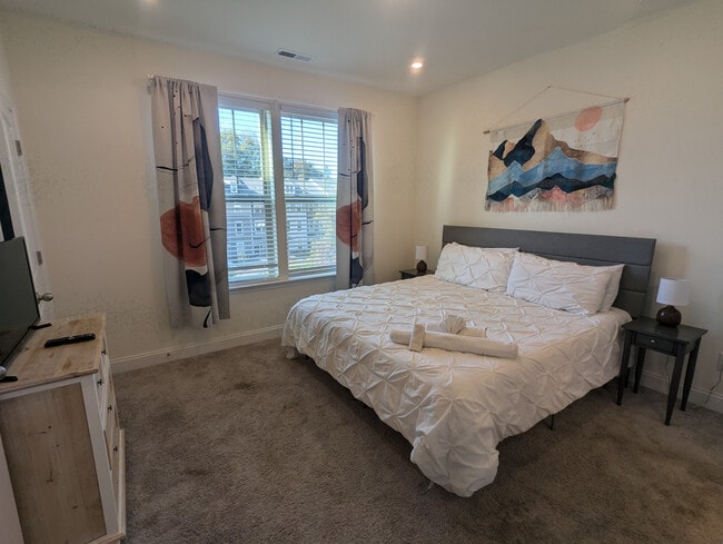 Building Photo - Room in Townhome on Judson Ave