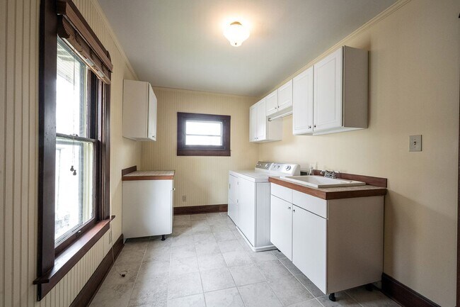 Building Photo - 721 Woodruff Pl E Dr