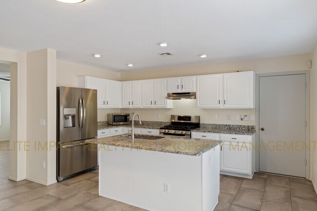 Building Photo - 3505 N Sierra Springs Dr