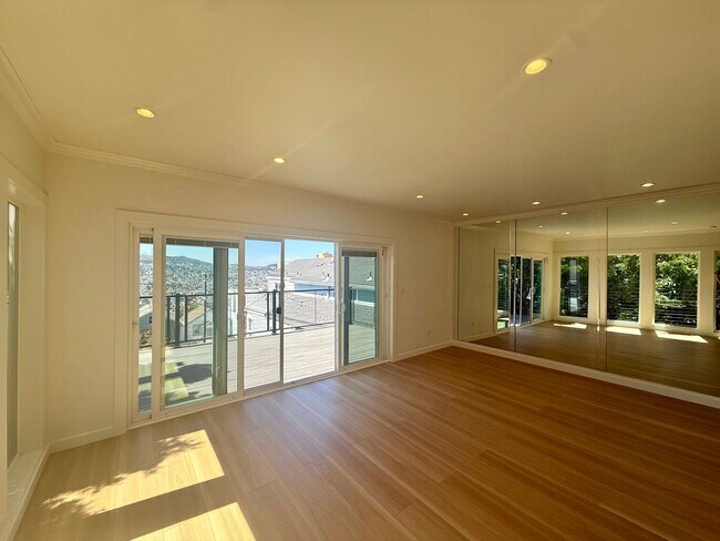 Building Photo - 1053 De Haro St