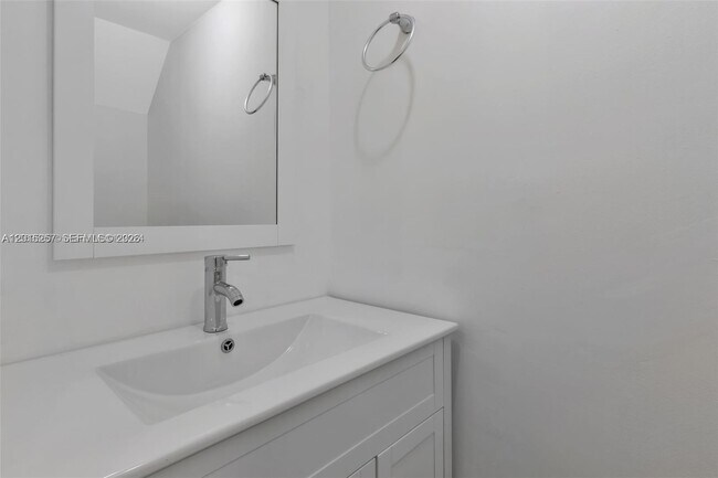 Building Photo - 6141 SW 42nd Ct