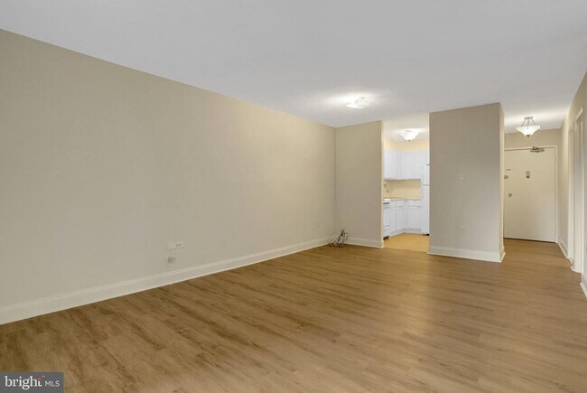 Building Photo - 4600 S Four Mile Run Dr