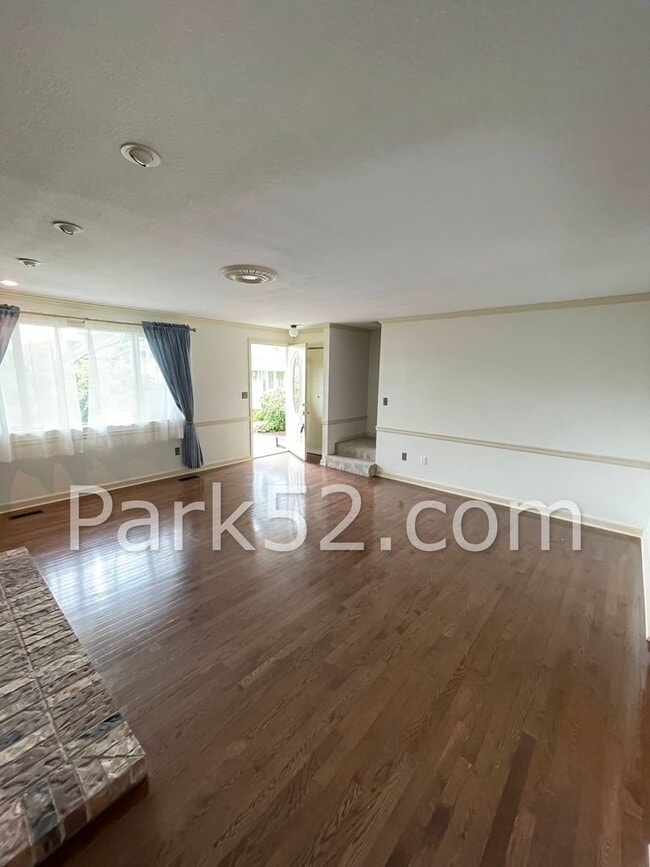 Building Photo - 2 Bedroom Tacoma Townhome
