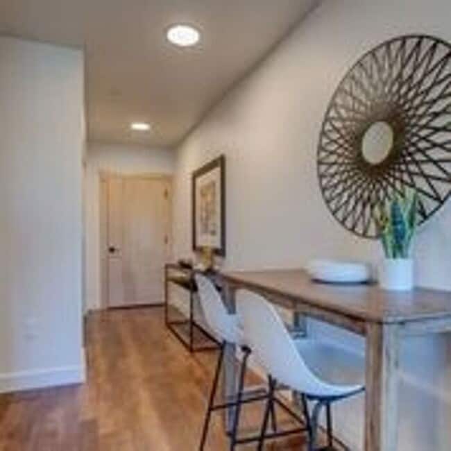 Building Photo - Luxury top floor 2bd in the heart of Sellw...