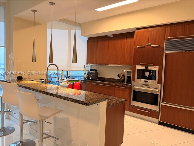 Building Photo - 15811 Collins Ave