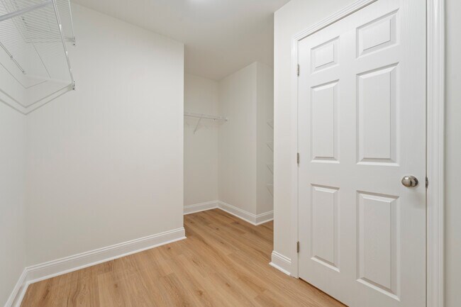 Building Photo - 517 W Cemetery St