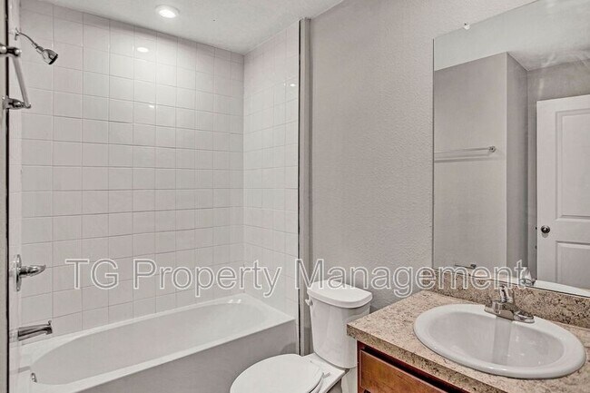 Building Photo - 5958 Creekside Crossing Dr