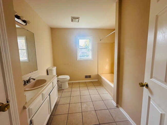 Building Photo - MOVE-IN READY !! BEAUTIFULLY  PROPERTY WIT...