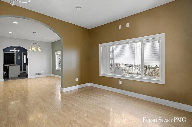 Building Photo - Spacious 5-Bed Home with 2.5 Baths