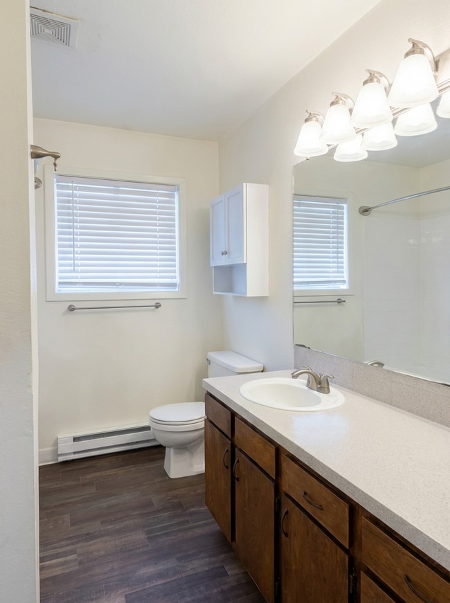 Building Photo - HUGE peaceful unit in Fruitland