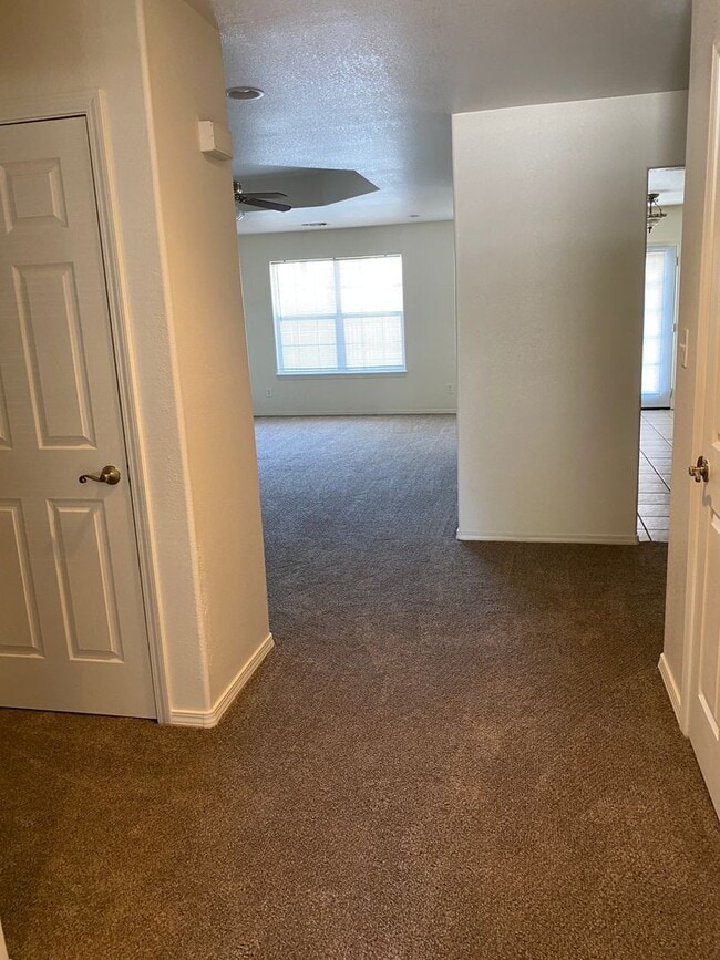 Building Photo - Duplex with Double Car Garage
