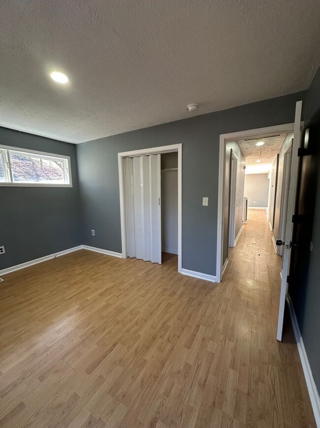 Building Photo - 5 Bedroom / 3 Bath Home Kingsport, TN