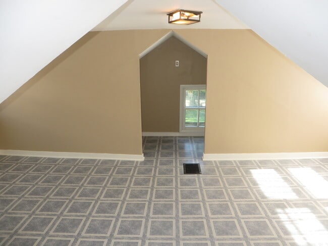 Building Photo - Two Bedroom Home with a bonus room/3rd bedroom in Historic District (Williams-Woodland Historic P...