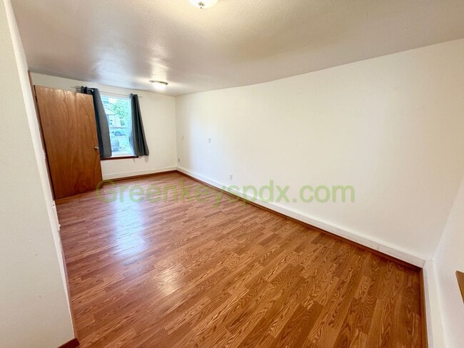 Building Photo - Awesome Mid-Century Classic 3-Bedroom House in NE Portland - $150 OFF FIRST MONTH