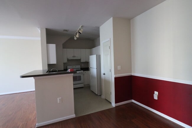 Building Photo - Rare 2BR 2BA 2 Level Condo With Garage