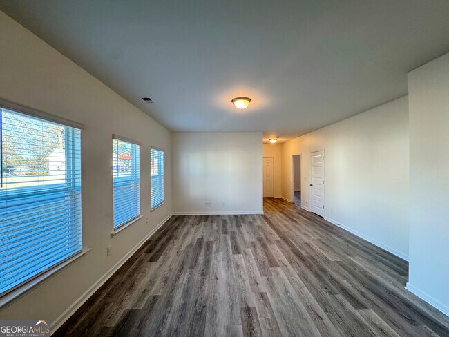 Building Photo - 214 N Dogwood St