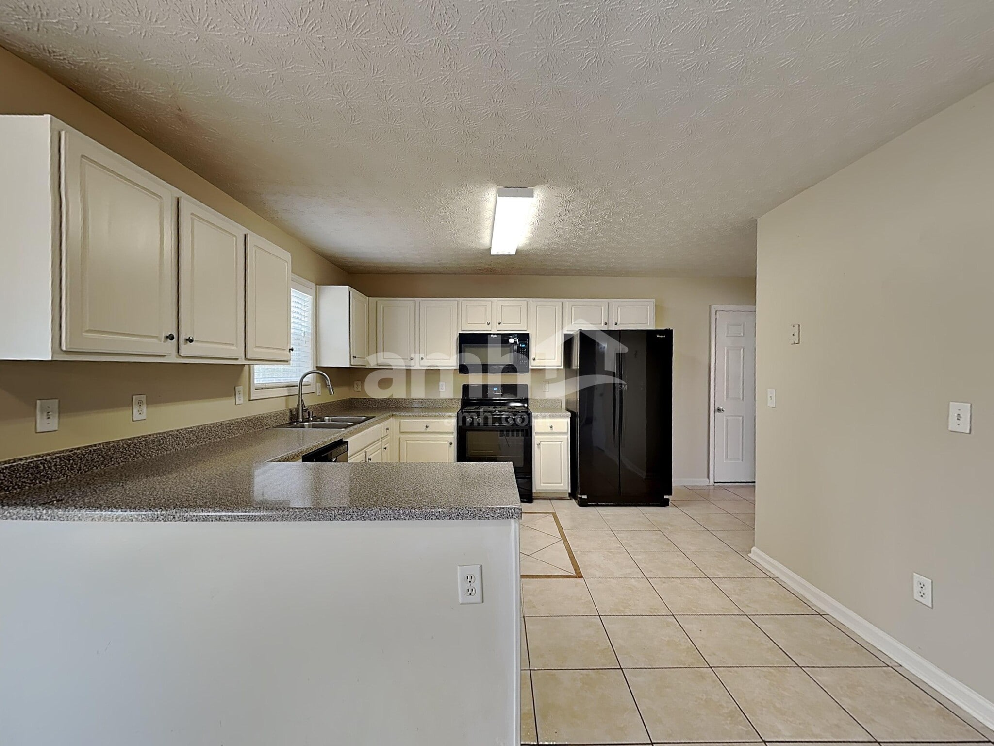 Building Photo - 550 Brook Hollow Dr