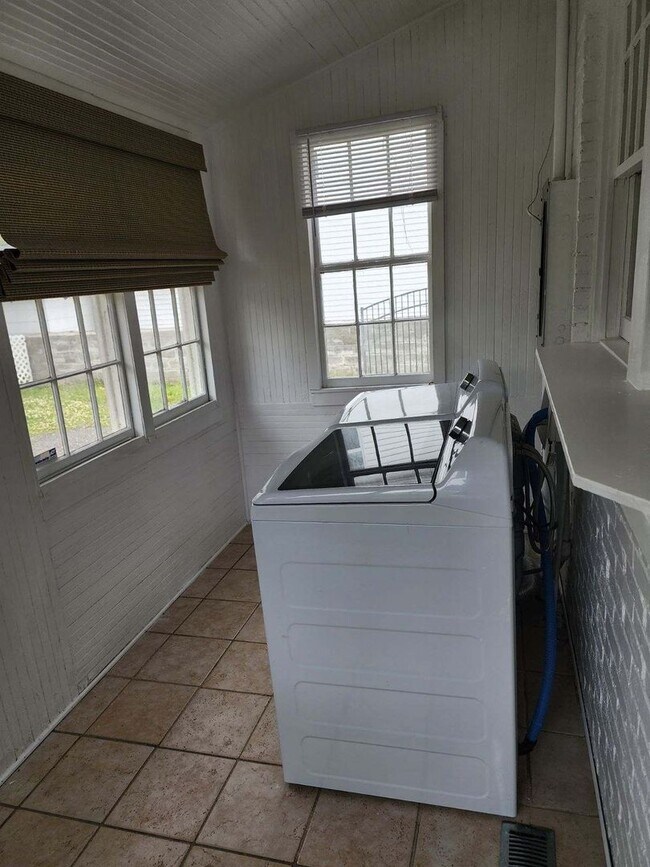 Building Photo - 2 Bedroom 2 bath house 1850 Square Foot!! Lots of Room!!