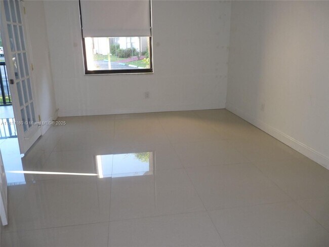Building Photo - 14601 N Kendall Dr