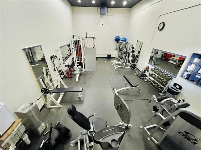 Building Photo - 670 Tennis Club Dr