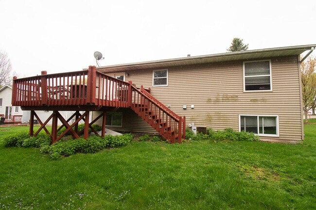 Building Photo - Move-In Ready 4 bed 2 bath off of West Circle Drive Available NOW!