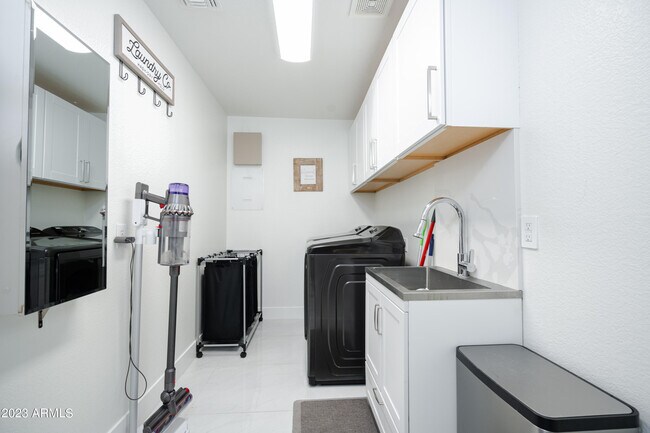 Building Photo - 2257 W Roy Rogers Rd