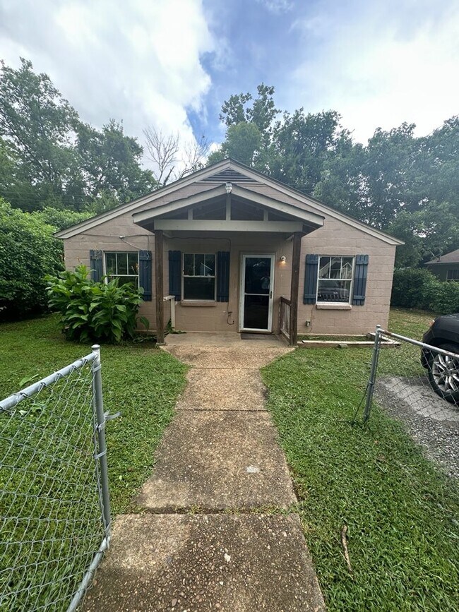 Building Photo - Freshly Updated 3 Bedroom Home in St. Elmo!! - Housing Vouchers Accepted!
