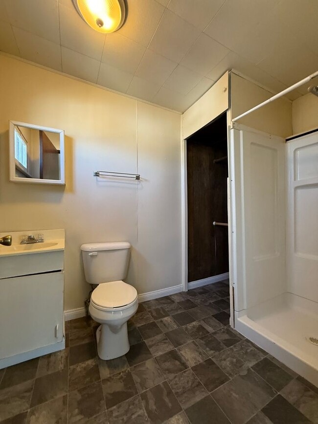 Building Photo - Budget Friendly Apartment!