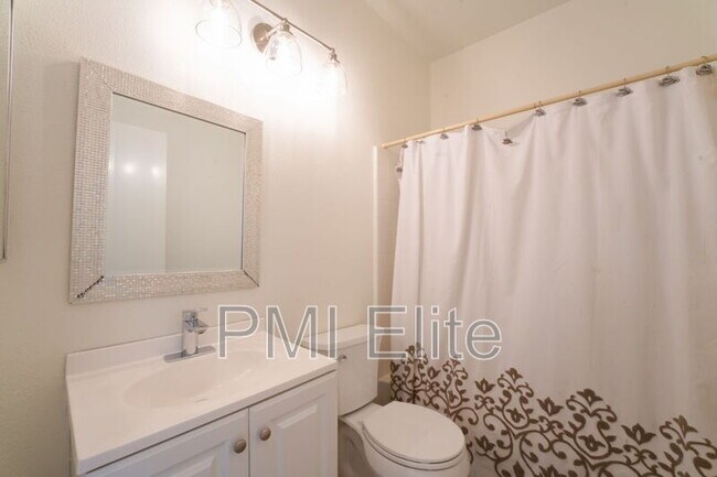 Building Photo - 27879 Skycrest Cir Dr